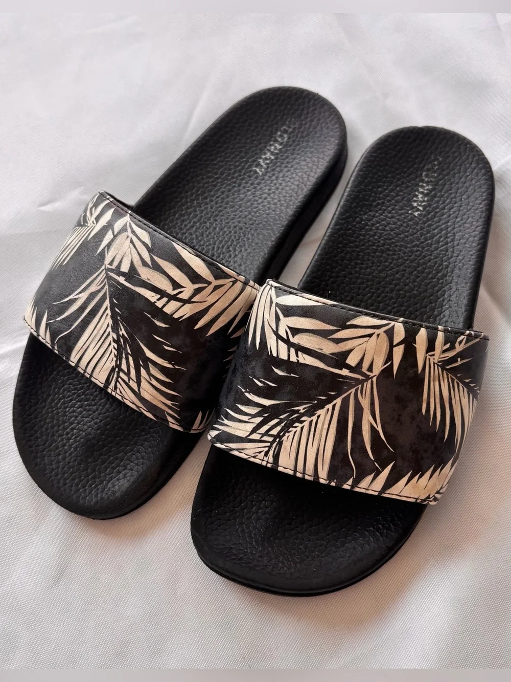 Old Navy black white design sandals slides boys 3-4